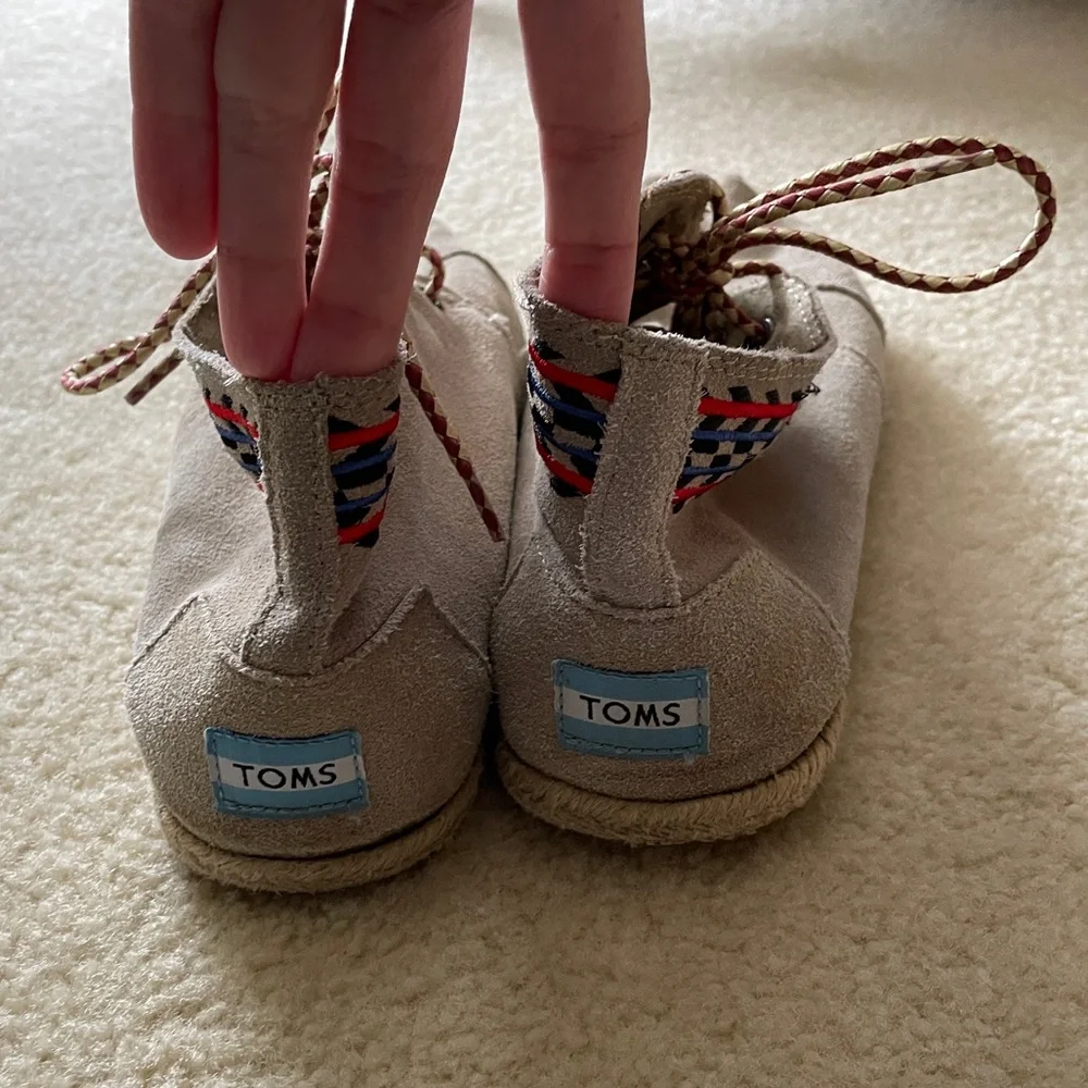 Toms Women’s High Top Embroidery Detail Suede Espadrilles. Size 9.